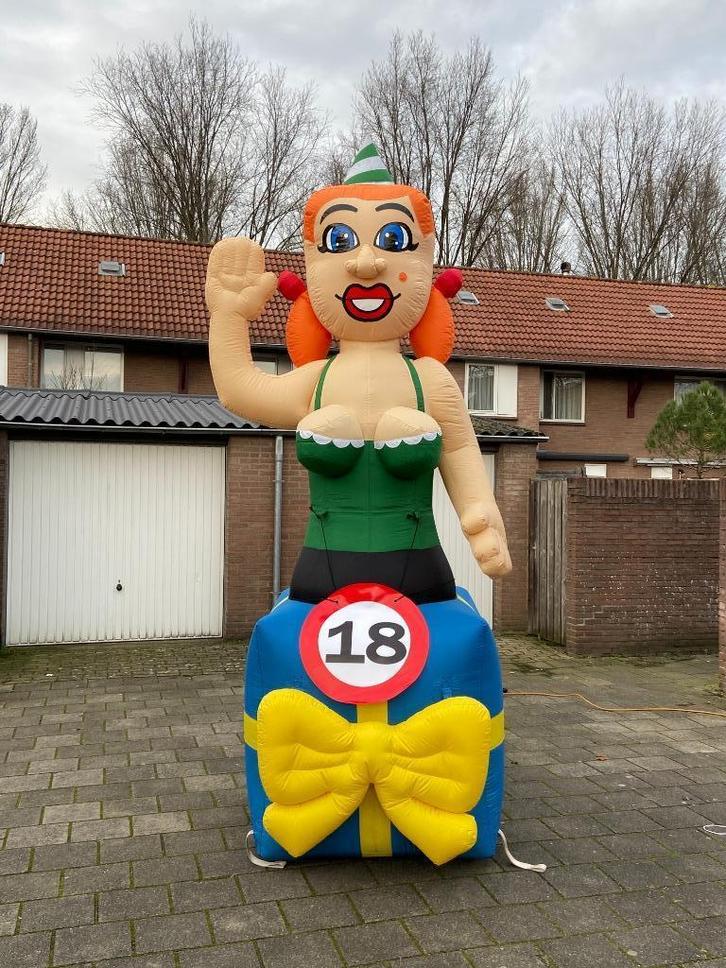 Jarige jet / jonge Sarah pop opblaasfiguur 3,5m hoog te huur, Hobby en Vrije tijd, Feestartikelen | Verhuur, Zo goed als nieuw