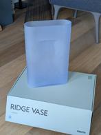 Muuto - vaas Ridge frosted blue medium, Huis en Inrichting, Ophalen, Blauw, Nieuw, Glas