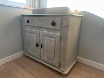 Babykamer / Vintage kastje / commode beschikbaar voor biedingen