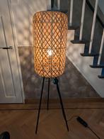 Rotan Staande Lamp met Metalen Poten, Huis en Inrichting, Lampen | Vloerlampen, 100 tot 150 cm, Ophalen of Verzenden, Zo goed als nieuw