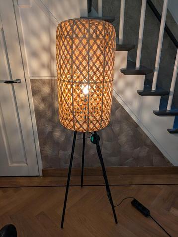 Rotan Staande Lamp met Metalen Poten beschikbaar voor biedingen