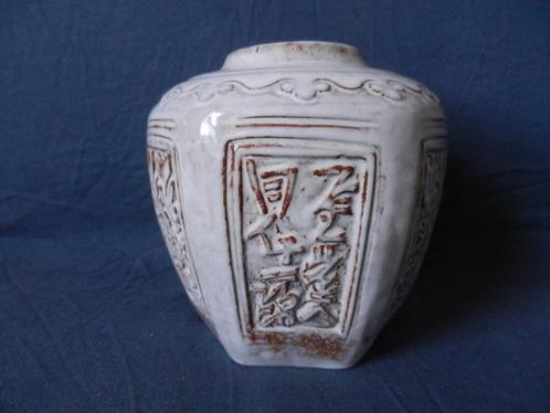 Fraaie zeskantige vaas oosterse karakters Mobach h. 16 cm. 2, Antiek en Kunst, Antiek | Keramiek en Aardewerk, Ophalen of Verzenden