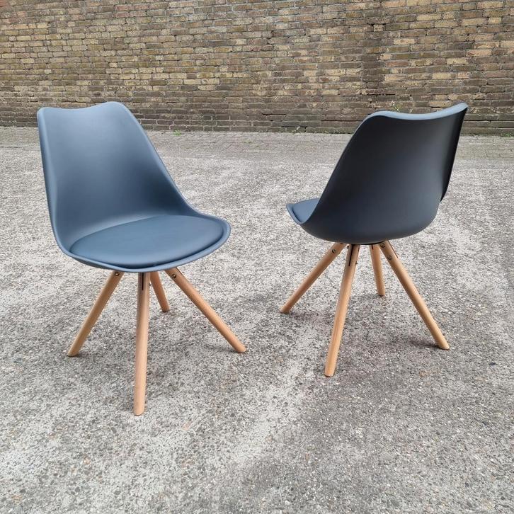 2 Nette eetkamerstoel grijs en houten poten., Huis en Inrichting, Stoelen, Vijf, Zes of meer stoelen, Hout, Grijs, Ophalen of Verzenden