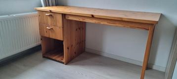 Houten Bureau met Lades en boekenplank beschikbaar voor biedingen