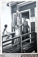 IJmuiden, arts op het strand in Rode Kruispost  in 1953, Verzamelen, Foto's en Prenten, Gebruikt, Voor 1940, Verzenden