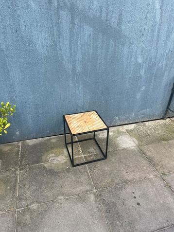 Industriële Bijzettafel / Plantenstandaard – Hout & Metaal beschikbaar voor biedingen