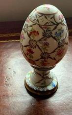 Dresden Ei op voetje gesignaleerd, Antiek en Kunst, Antiek | Porselein, Verzenden