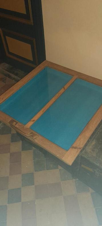 prachtige platte beklede kist met glazen deksel beschikbaar voor biedingen