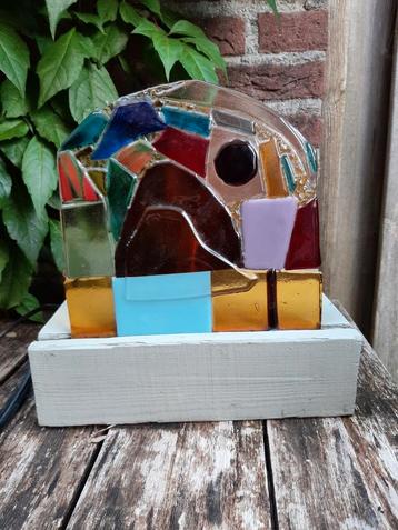 Glas en lood look lamp op hout beschikbaar voor biedingen