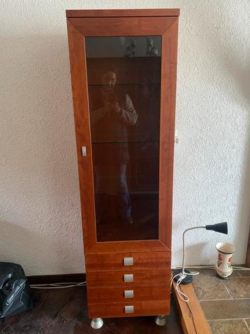 Houten vitrinekast met lades beschikbaar voor biedingen
