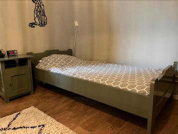 2 x 1 groen/ zwart persoons bed incl. lattenbodem en matras, beschikbaar voor biedingen