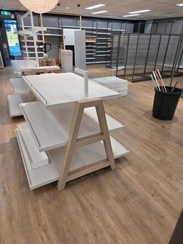4 Presentatietafels beschikbaar voor biedingen
