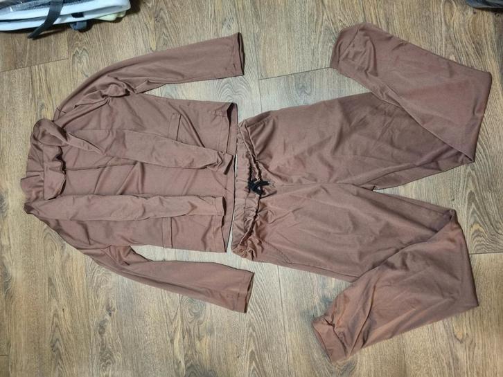 Bruin jasje met broek, Kleding | Dames, Huispakken, Zo goed als nieuw, Bruin, Ophalen