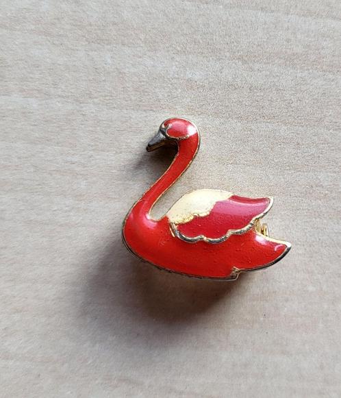 Zwaan Rode broche, Verzamelen, Speldjes, Pins en Buttons, Gebruikt, Speldje of Pin, Overige onderwerpen, Ophalen of Verzenden