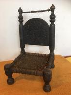 Antiek oud  Oosters Nuristan  lage stoel., Ophalen of Verzenden