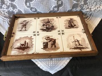 Vintage dienblad met 6 tegeltjes en messing handvatten beschikbaar voor biedingen