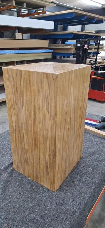 Strak eikenhouten zuil sokkel beschikbaar voor biedingen