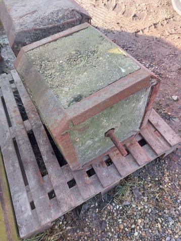 Gewicht. Frontgewicht, betonblok. beschikbaar voor biedingen