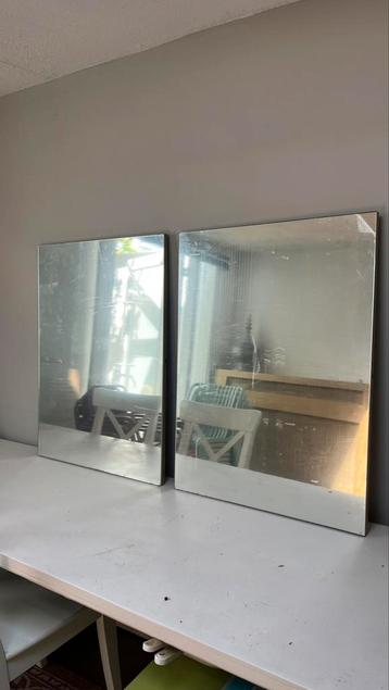 2 nieuwe badkamer(?) spiegels beschikbaar voor biedingen