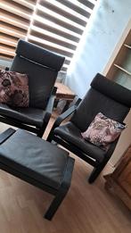 2 IKEA Poang fauteuils met bijbehorend voeten bankje, Huis en Inrichting, Stoelen, Ophalen, Twee, Bruin, Zo goed als nieuw