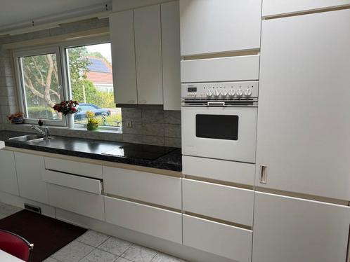 Nette witte keuken met div. apparaten., Huis en Inrichting, Keuken | Complete keukens, Gebruikt, Enkelwandige keuken, Wit, Kunststof