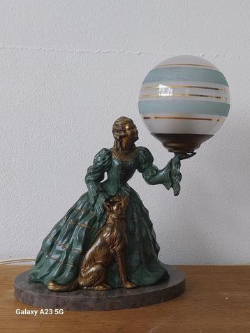 Zeer mooie Art Deco tafellamp vrouw met windhond  beschikbaar voor biedingen