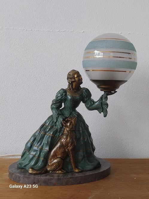 Zeer mooie Art Deco tafellamp vrouw met windhond, Antiek en Kunst, Antiek | Lampen, Ophalen of Verzenden