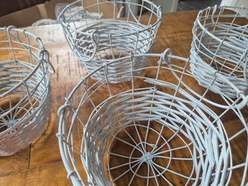 4x Witte draadmandjes (20 cm doorsnede)  beschikbaar voor biedingen