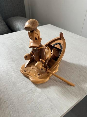 Houten Donald Duck Figuur in Boot beschikbaar voor biedingen