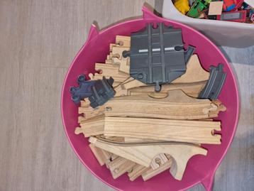 Houten treinbaan met station  beschikbaar voor biedingen