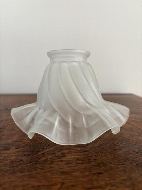 Oude glazen kap geschulpte rand en gedraaid gesatineerd 5,5, Antiek en Kunst, Antiek | Lampen, Ophalen of Verzenden