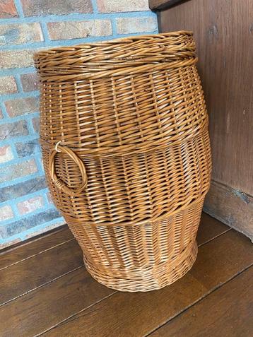Vintage hoge rieten mand met deksel beschikbaar voor biedingen