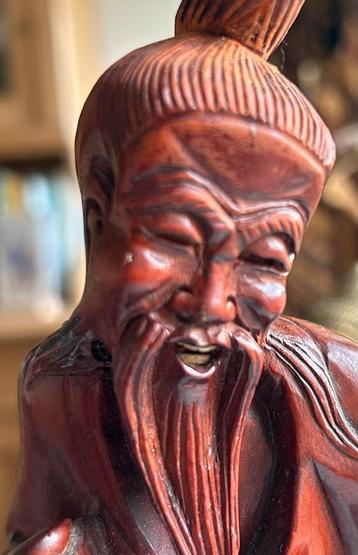 Fraai gesneden houten beeld van een Chinese visser. beschikbaar voor biedingen