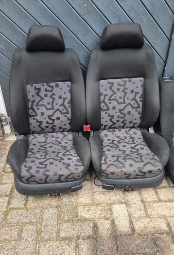 Golf 4 stoelen zeer netjes  beschikbaar voor biedingen