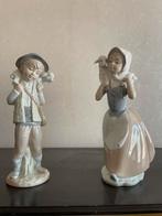 2 NAO Lladro beeldjes. Jongen en meisje met lammetjes, Ophalen of Verzenden, Zo goed als nieuw, Mens