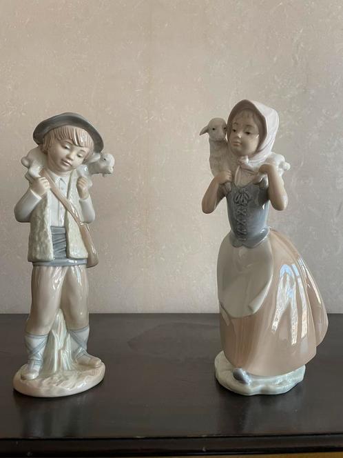 2 NAO Lladro beeldjes. Jongen en meisje met lammetjes, Verzamelen, Beelden en Beeldjes, Zo goed als nieuw, Mens, Ophalen of Verzenden