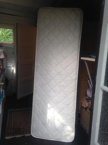 Kleine eenpersoons matras beschikbaar voor biedingen