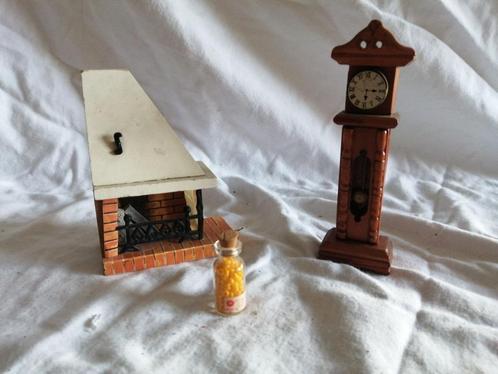 Openhaard en staande klok en klien potje met kraaltjes, Verzamelen, Poppenhuizen en Toebehoren, Gebruikt, Gebruiksvoorwerp, Ophalen of Verzenden