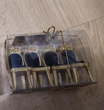 4 zwarte stoeltjes voor tafelschikking kerst feest bruiloft  beschikbaar voor biedingen