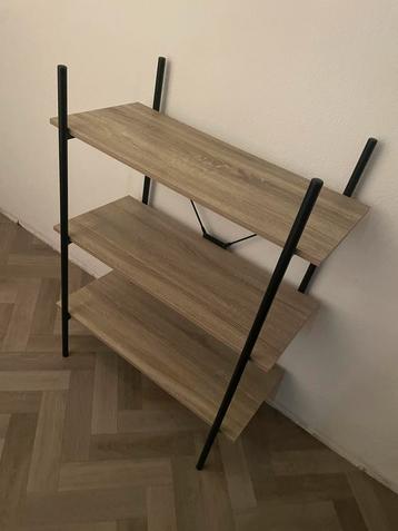 Stellingkast met 3 planken beschikbaar voor biedingen