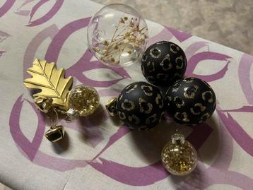 Diverse kerstaccessoires beschikbaar voor biedingen