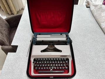 Schrijfmachine Robotron Erika model 34 uit de DDR beschikbaar voor biedingen