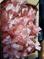 Hele doos met roze stoffen strikken, Ophalen