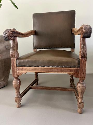 Antieke Kasteelstoel beschikbaar voor biedingen