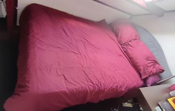 Dekbed + bordeaux dekbedovertrekset (200x200 cm)  beschikbaar voor biedingen