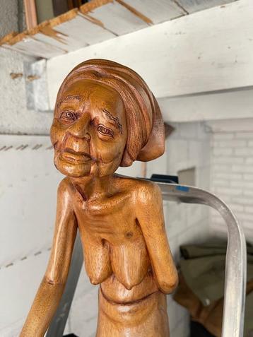 Houten beeld beschikbaar voor biedingen
