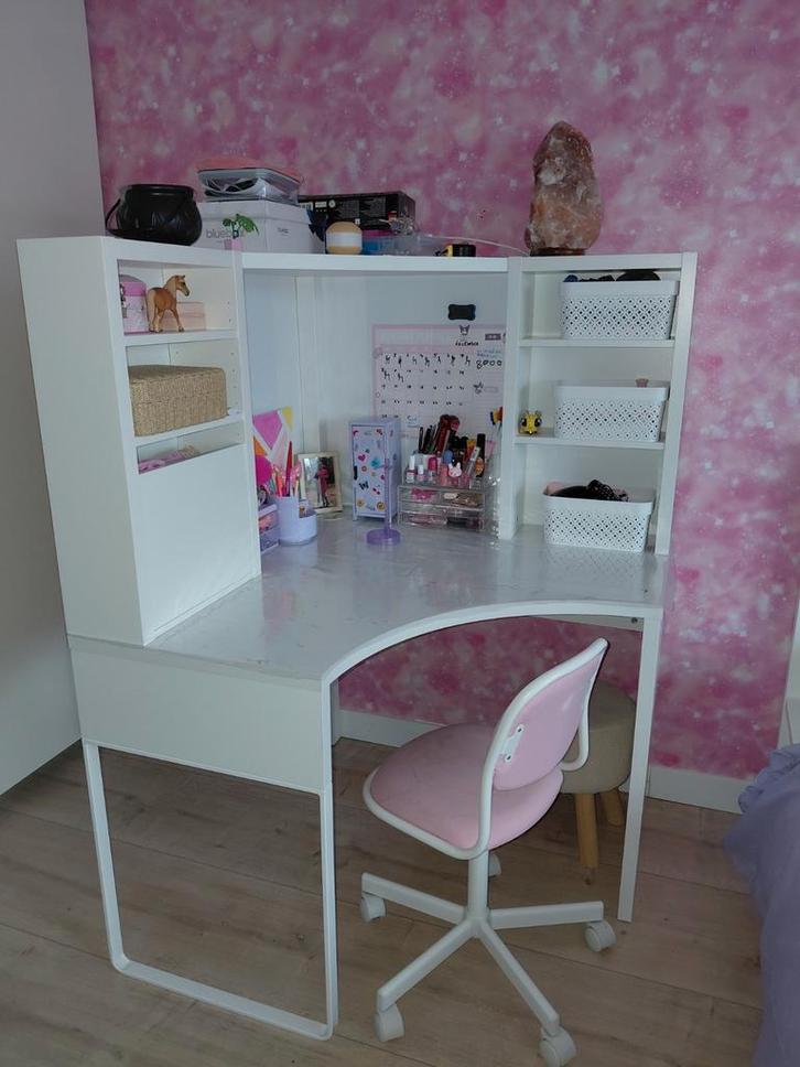 Micke hoekbureau van Ikea, in de kleur wit., Huis en Inrichting, Bureaus, Gebruikt, Bureau, In hoogte verstelbaar, Met wielen