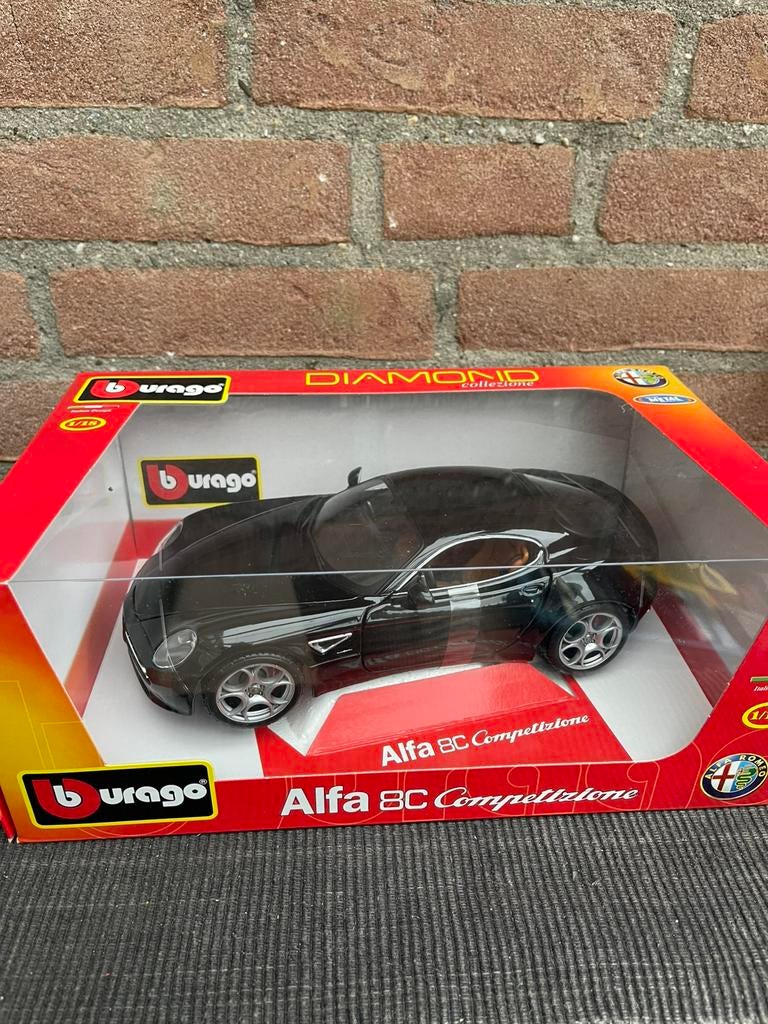 1:18 Bburago Alfa Romeo 8C competizione …… Nú 45,- !!, Hobby en Vrije tijd, Modelauto's | 1:18, Ophalen of Verzenden, Nieuw, Auto