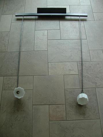 Prachtige metalen hanglamp lamp met 2 witte kelken / spots.  beschikbaar voor biedingen