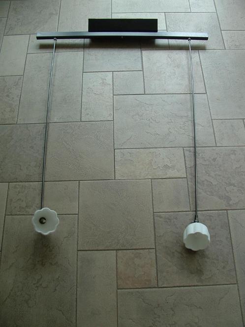 Prachtige metalen hanglamp lamp met 2 witte kelken / spots., Huis en Inrichting, Lampen | Hanglampen, Zo goed als nieuw, 75 cm of meer